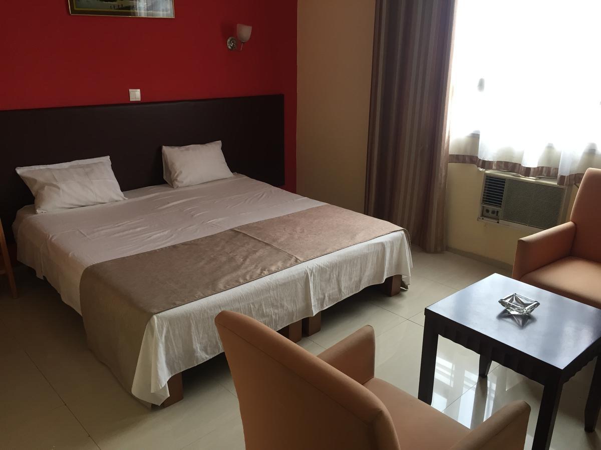White Palace Hotel Antananarivo Buitenkant foto