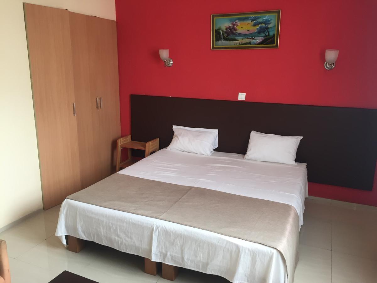 White Palace Hotel Antananarivo Buitenkant foto