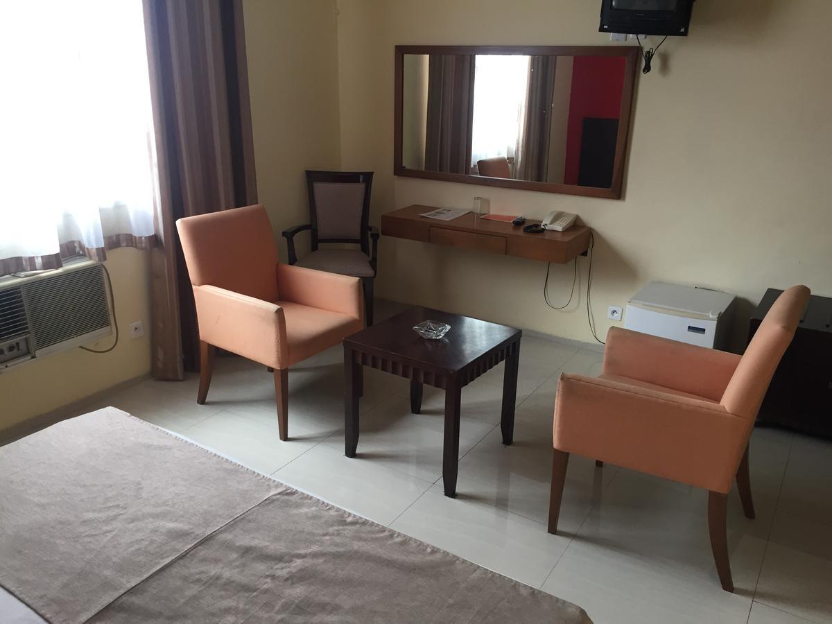 White Palace Hotel Antananarivo Buitenkant foto